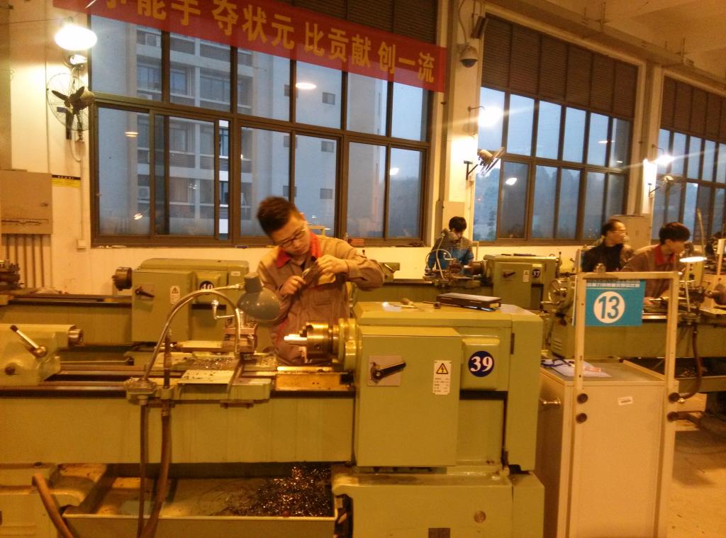 参赛选手制作小车